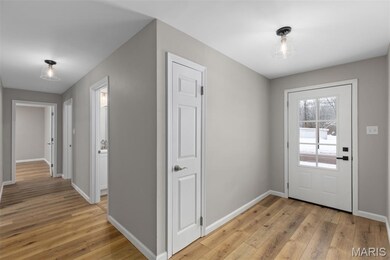 902 S Hackman St, Staunton, IL 62088 - photo 5