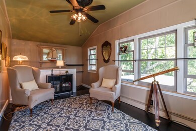 12 Knollview Living Room