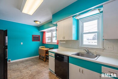 2863 Washington St, Davenport, IA 52804 - photo 4