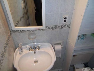 908 W Spruce St, Compton, CA 90220 - photo 3