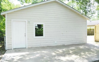 7913 Woodlyn Rd unit B, Houston, TX 77028 - photo 2