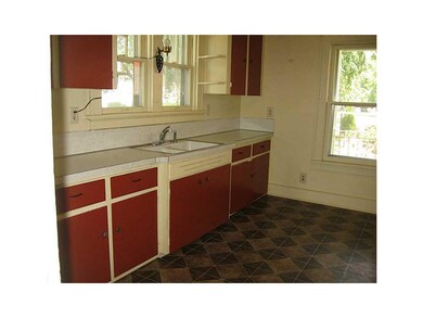 429 11th St NW, Cedar Rapids, IA 52405 - photo 2