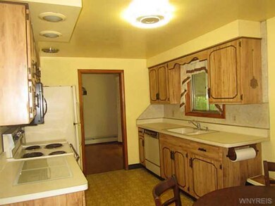 Kitchen. Efficient cabinetry, kitchen includes sto