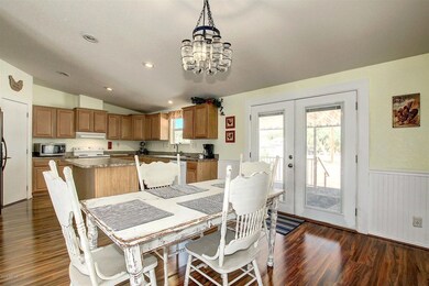 Eat-in kitchen