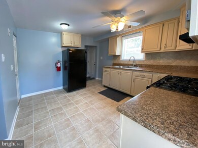 26 W Center St unit B (UPSTAIRS UNIT), Clayton, NJ 08312 - photo 5