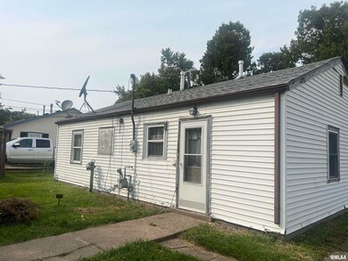 7425 N Oak St, Davenport, IA 52806 - photo 3