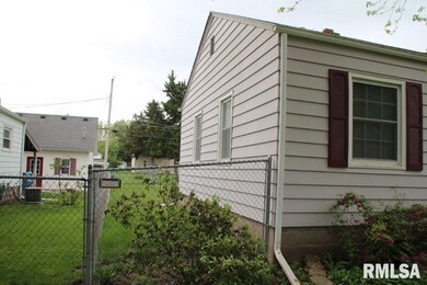 2121 W 18th St, Davenport, IA 52804 - photo 2