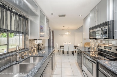 220 Cinnamon Lake Cir, Melbourne, FL 32901 - photo 2