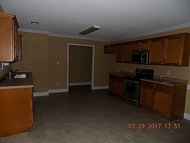 211 Apple Ct, Warner Robins, GA 31088 - photo 2