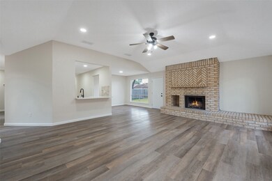 2792 Forest Point Dr, League City, TX 77573 - photo 7