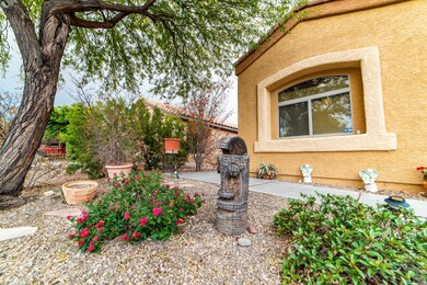 6654 E Splendid Ln Front Walk