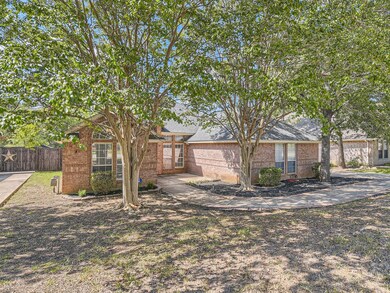 933 W Redbud Dr, Hurst, TX 76053 - photo 4