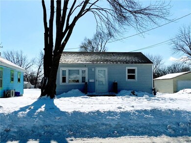 911 N 8th Ave E, Newton, IA 50208 - photo 2