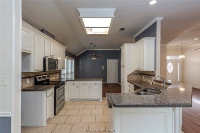 Kitchen with lots of counter space