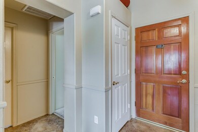 FRONT ENTRYWAY!