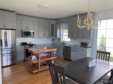 The fussiest cooks will love this kitchen! granite counters, 42 inch cabinets, stainless steel appliances, and great daylight!