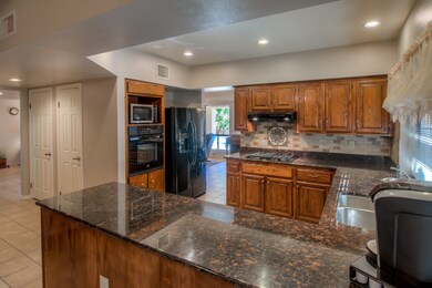 20 Kitchen photo b