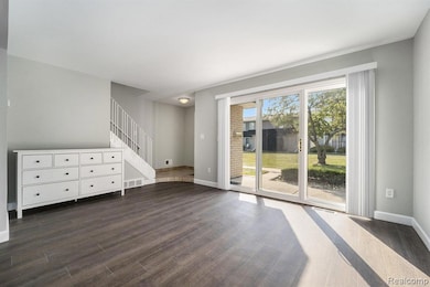 8691 Kennedy Cir, Warren, MI 48093 - photo 4