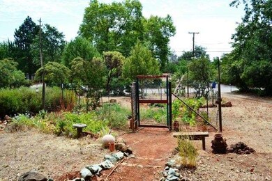 There is a nice fenced garden area between the fro