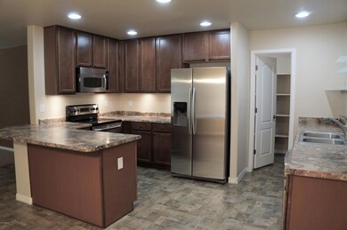 Kitchen w/walk in pantry