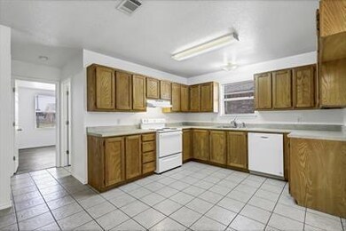 206 Bobbie Ann Ct, Granbury, TX 76049 - photo 2