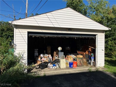 1058 Pembrook Rd, Cleveland, OH 44121 - photo 4