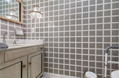 2112 Acacia Park Dr unit 619, Cleveland, OH 44124 - photo 6