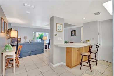 Breakfast bar & small desk area