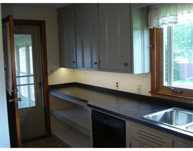 37 Frink St, Chicopee, MA 01020 - photo 2