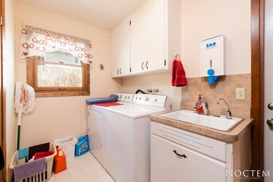 1238 E Coulee Rd-25