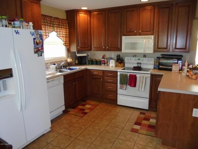 9110 Fox Chase Rd, Louisville, KY 40228 - photo 4