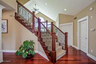 005-Foyer-1091334-mls.jpg