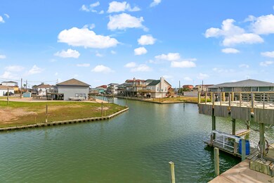 Canal front in Bridge Harbor