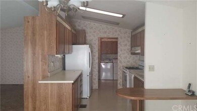 SPACIOUS KITCHEN WITH REFRIGERATOR