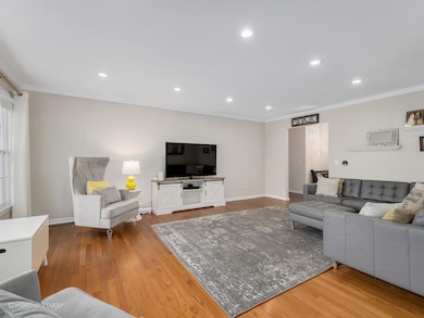 2S386 Seneca Dr, Wheaton, IL 60189 - photo 7