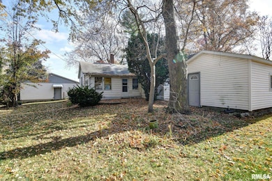 203 Lincoln Ave, Owaneco, IL 62555 - photo 6