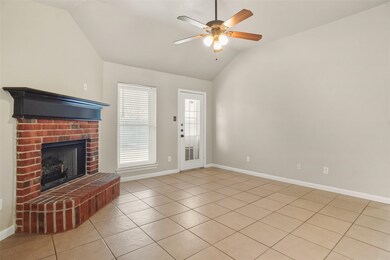 1067 Roundrock Dr, Saginaw, TX 76179 - photo 5