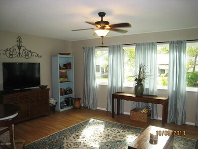 162 Magnolia living room