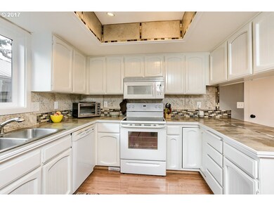 703 Sandra Ln, Central Point, OR 97502 - photo 5