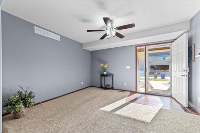 59 Woodstone Ln SW, Cedar Rapids, IA 52404 - photo 3