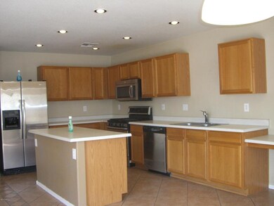 KITCHEN FEATURES ISLAND