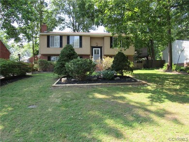 Generous sized split foyer with 4/5 bedrooms & 3 f