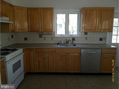 32 Maple Ave, Upper Darby, PA 19082 - photo 4