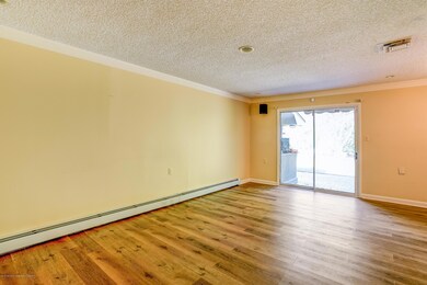 004_Living Room