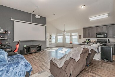 313 Candlewood Cir, Gainesville, TX 76240 - photo 5