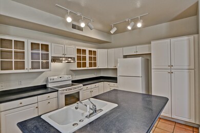 EAT IN KITCHEN W/ BREAKFAST BAR
