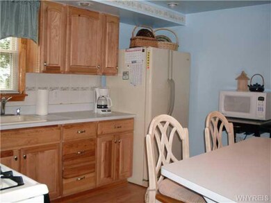 Kitchen Kitchen features pergo type flooring, rece