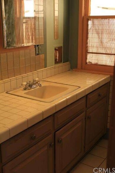 Full Bath Counter