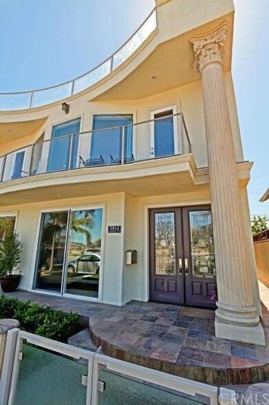Attractive front entry