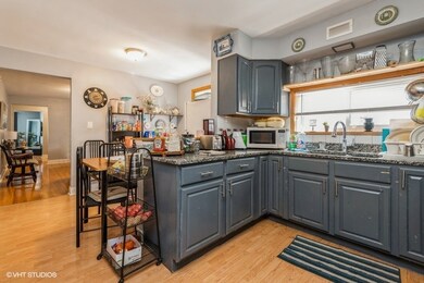 6106 N Mozart St, Chicago, IL 60659 - photo 4